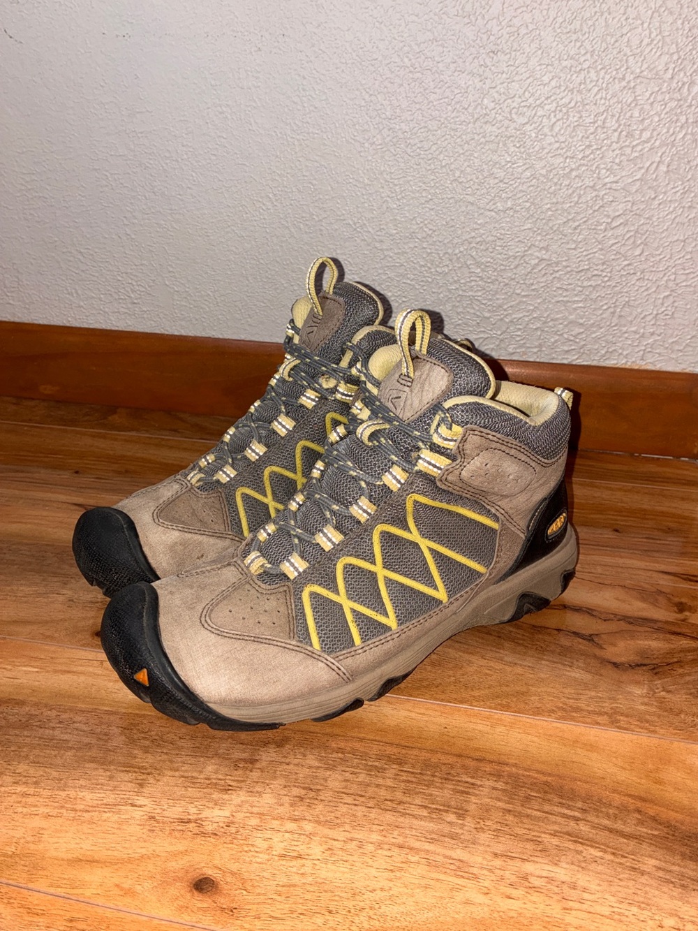 KEEN Women's Verdi II Mid Waterproof Hiking Boots, tan- size 8